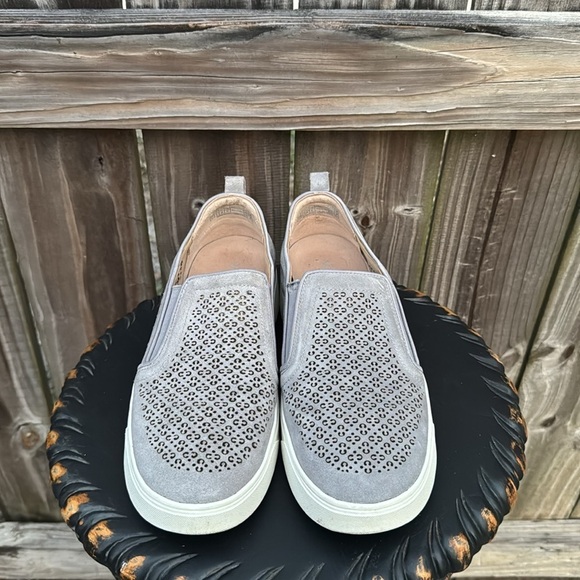 Vionic ‘Kimmie’ perforated sneaker, size 11 - Picture 3 of 8